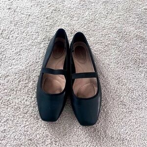 Black ballet flat with strap and square toe